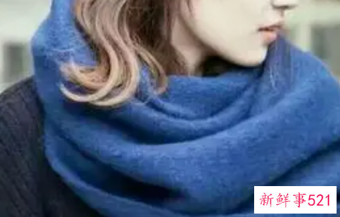 浅蓝色棉服配什么颜色围巾