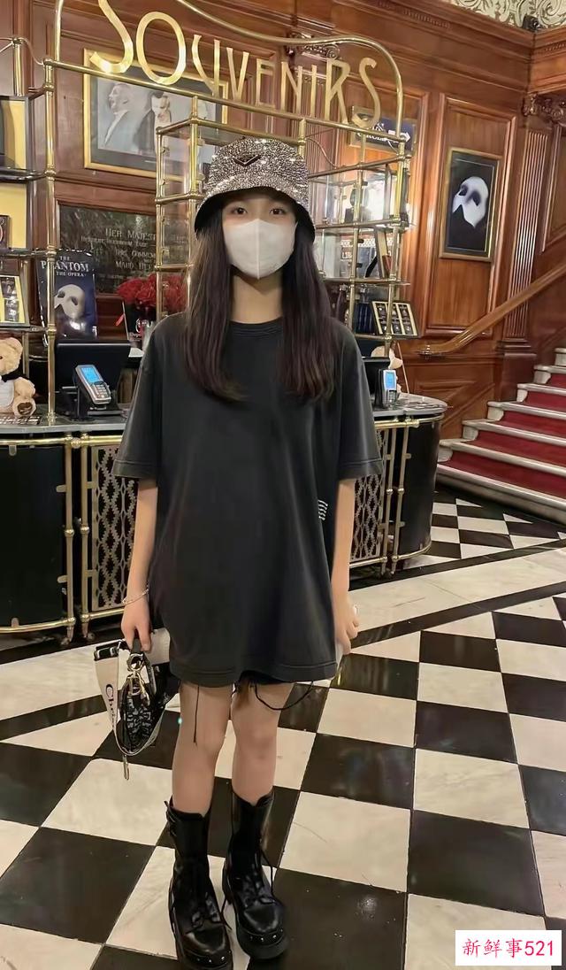 李湘带女儿国外逛街，王诗龄瘦成筷子腿吸睛
