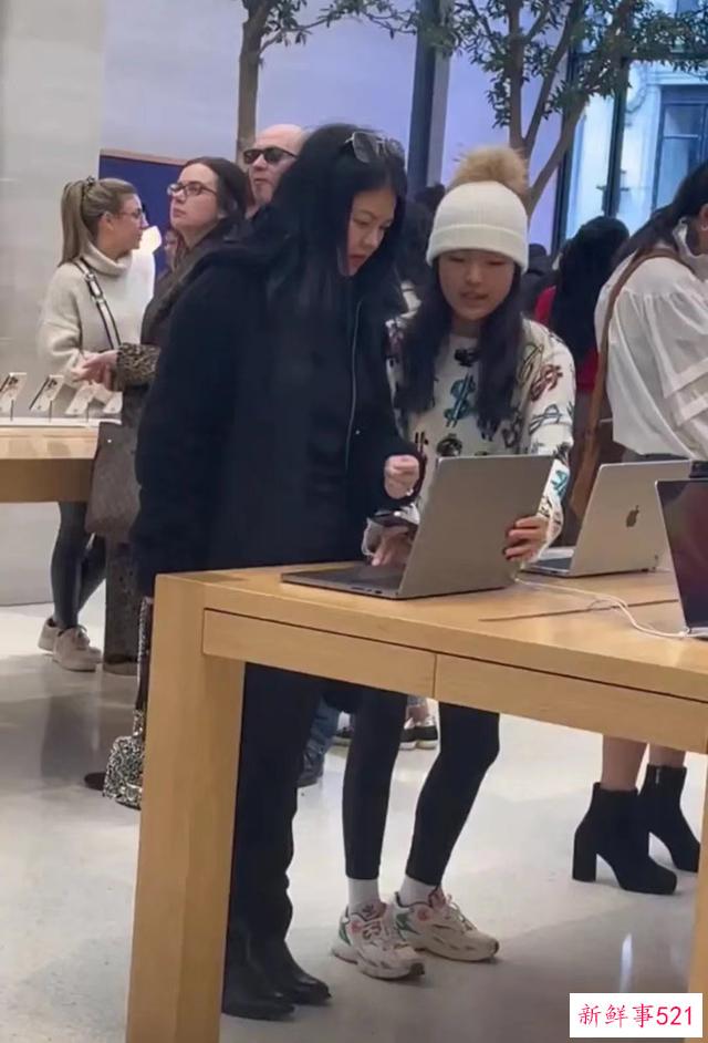 李湘带女儿国外逛街，王诗龄瘦成筷子腿吸睛