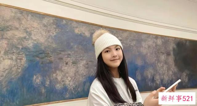 李湘带女儿国外逛街，王诗龄瘦成筷子腿吸睛