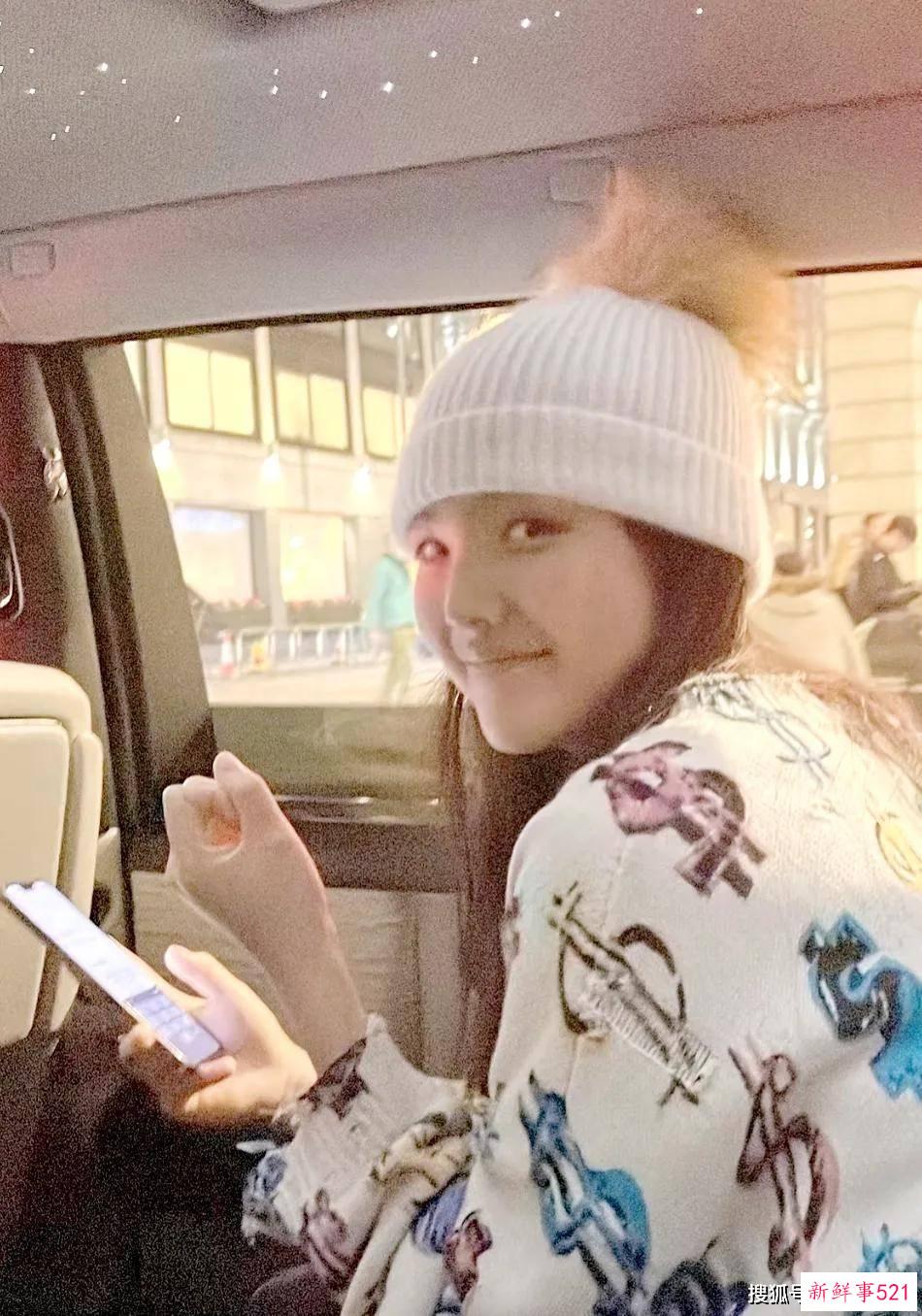 李湘定居英国再次高调炫富：坐500多万豪车，车顶装修25万，女儿上衣过万