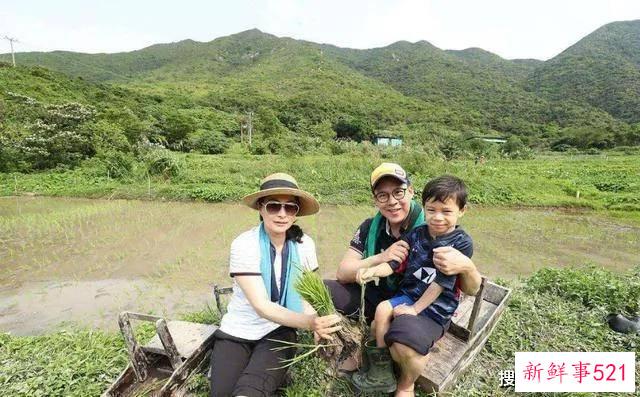 李湘定居英国再次高调炫富：坐500多万豪车，车顶装修25万，女儿上衣过万