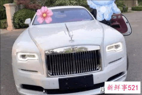 李湘定居英国再次高调炫富：坐500多万豪车，车顶装修25万，女儿上衣过万