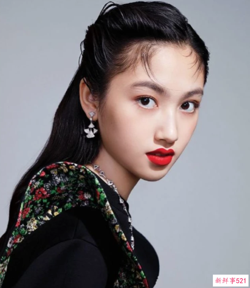 任达华女儿任晴佳拍大片，穿黑丝秀大长腿，皮肤白皙模样变化大