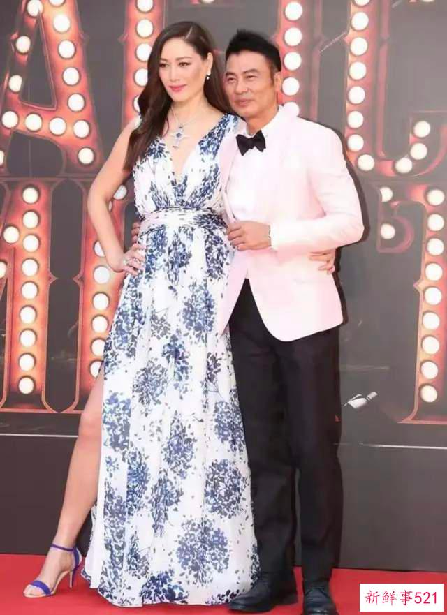 任达华女儿任晴佳拍大片，穿黑丝秀大长腿，皮肤白皙模样变化大