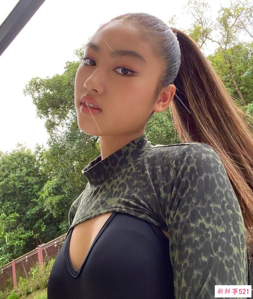 任达华女儿任晴佳拍大片，穿黑丝秀大长腿，皮肤白皙模样变化大