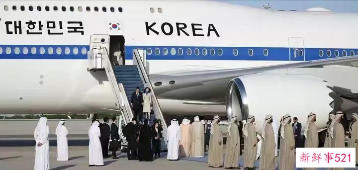 韩国第一夫人美貌闪耀阿联酋！穿军装也妩媚，有微瑕：走C位被批不懂礼仪