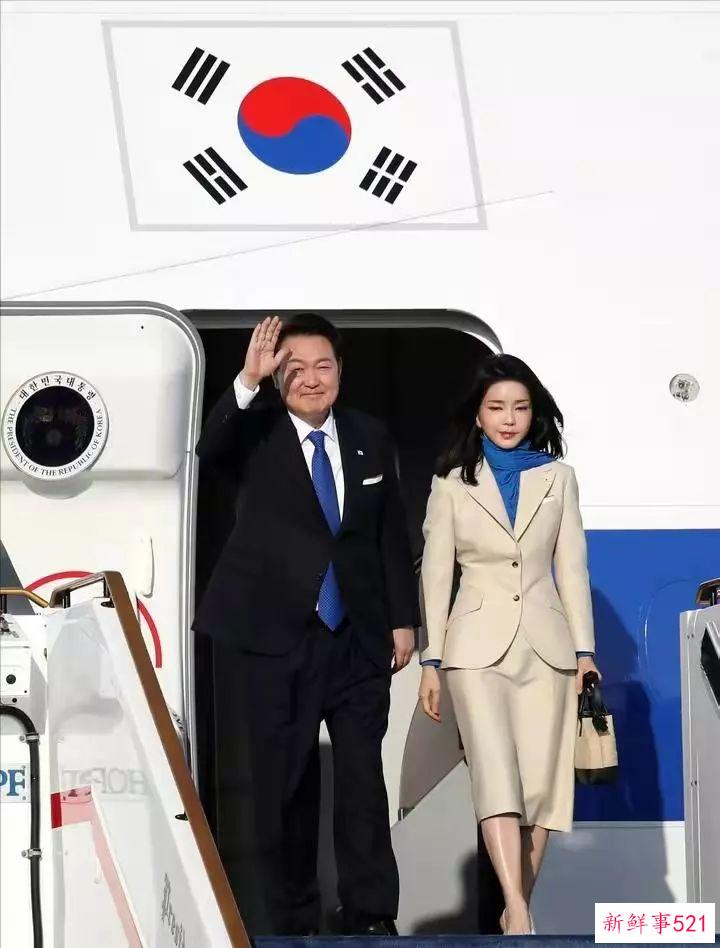 韩国第一夫人美貌闪耀阿联酋！穿军装也妩媚，有微瑕：走C位被批不懂礼仪