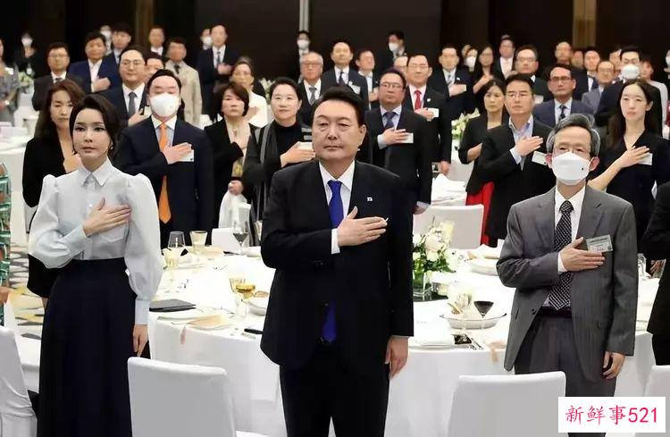 韩国第一夫人美貌闪耀阿联酋！穿军装也妩媚，有微瑕：走C位被批不懂礼仪
