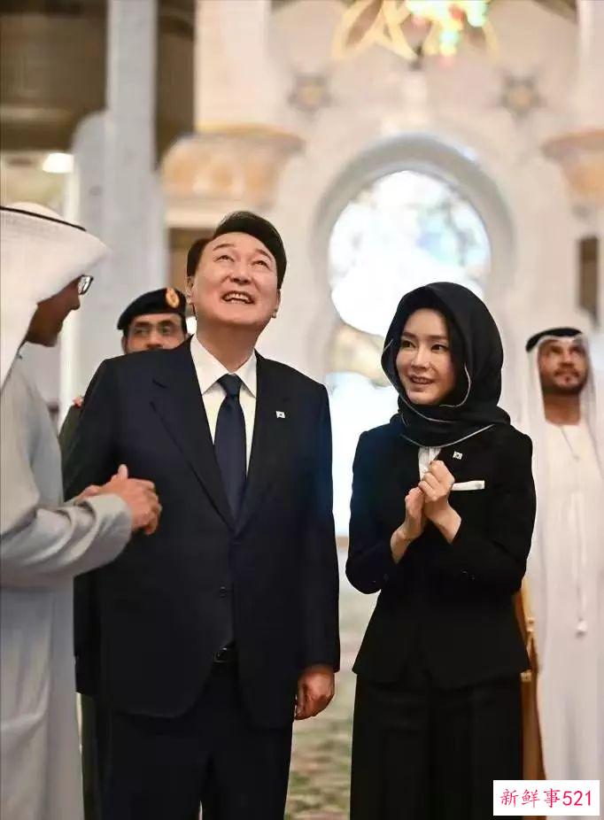韩国第一夫人美貌闪耀阿联酋！穿军装也妩媚，有微瑕：走C位被批不懂礼仪