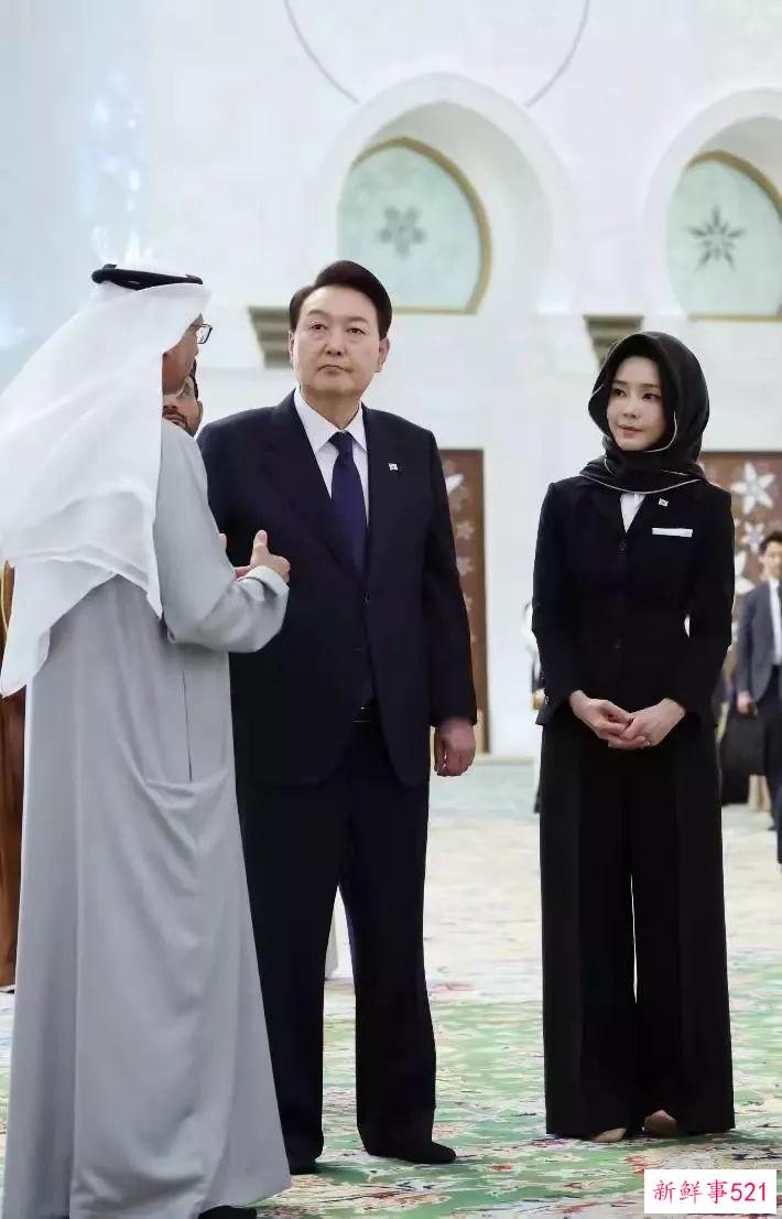 韩国第一夫人美貌闪耀阿联酋！穿军装也妩媚，有微瑕：走C位被批不懂礼仪