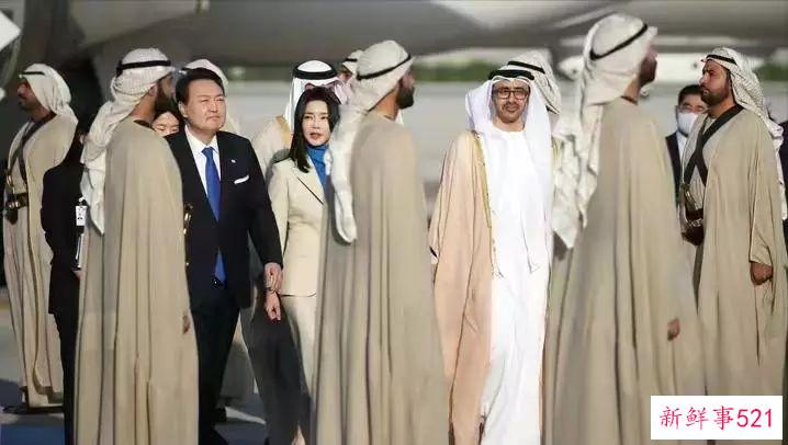 韩国第一夫人美貌闪耀阿联酋！穿军装也妩媚，有微瑕：走C位被批不懂礼仪