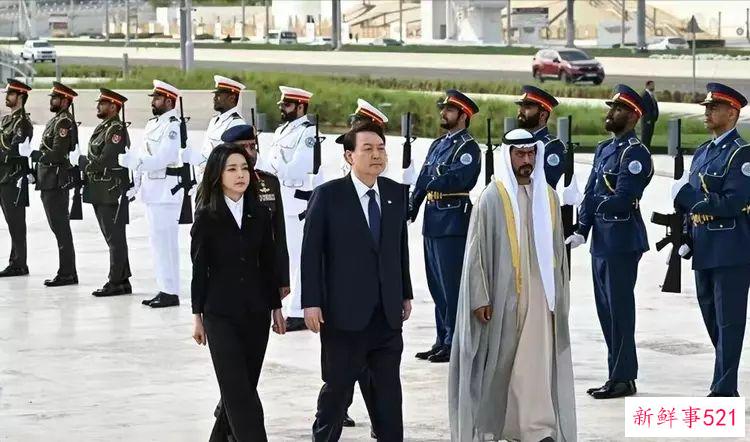 韩国第一夫人美貌闪耀阿联酋！穿军装也妩媚，有微瑕：走C位被批不懂礼仪