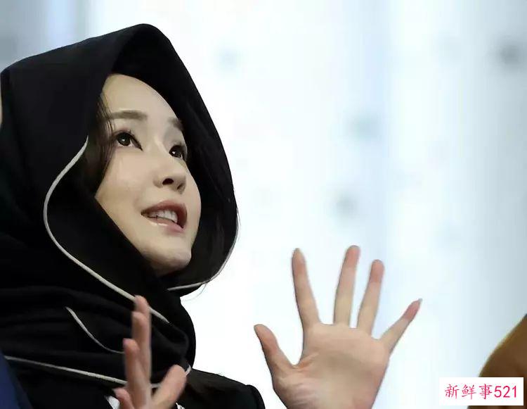 韩国第一夫人美貌闪耀阿联酋！穿军装也妩媚，有微瑕：走C位被批不懂礼仪