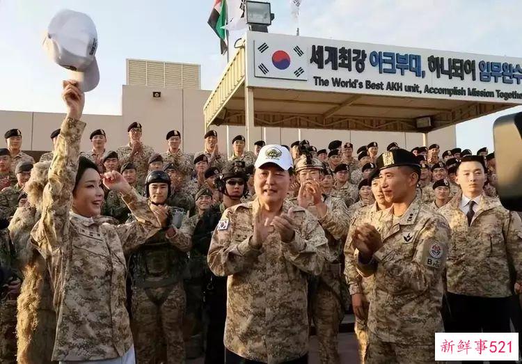 韩国第一夫人美貌闪耀阿联酋！穿军装也妩媚，有微瑕：走C位被批不懂礼仪