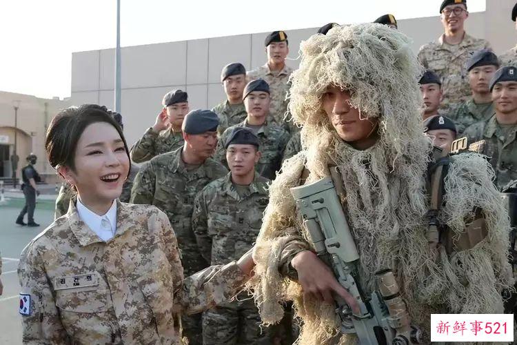 韩国第一夫人美貌闪耀阿联酋！穿军装也妩媚，有微瑕：走C位被批不懂礼仪