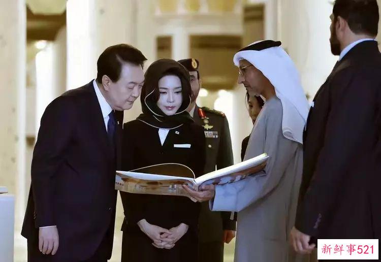 韩国第一夫人美貌闪耀阿联酋！穿军装也妩媚，有微瑕：走C位被批不懂礼仪