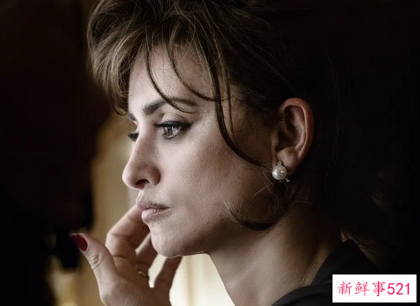现在流行半裸风?德普女儿也来了 谁能招架得住