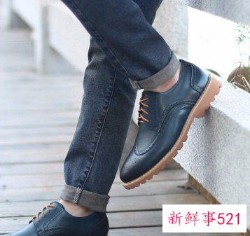 男牛仔裤休闲裤搭什么鞋