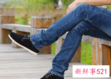 男牛仔裤休闲裤搭什么鞋