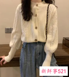 灰色短款开衫毛衣怎么搭配