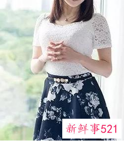 女式蕾丝打底衫搭配