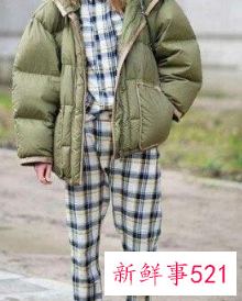 粉色棉服配什么内搭和裤子