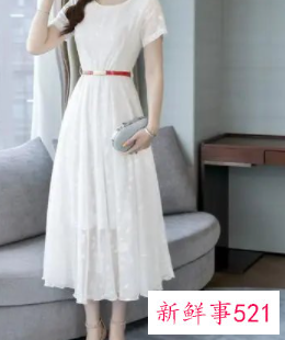 女生穿白裙子搭配