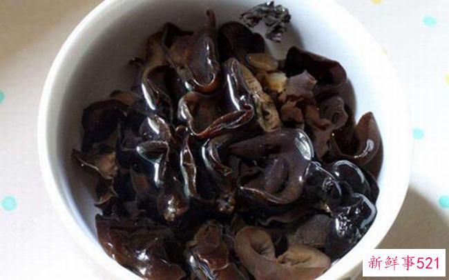 泡过的黑木耳可以隔夜吃吗？黑木耳泡久了有毒吗？