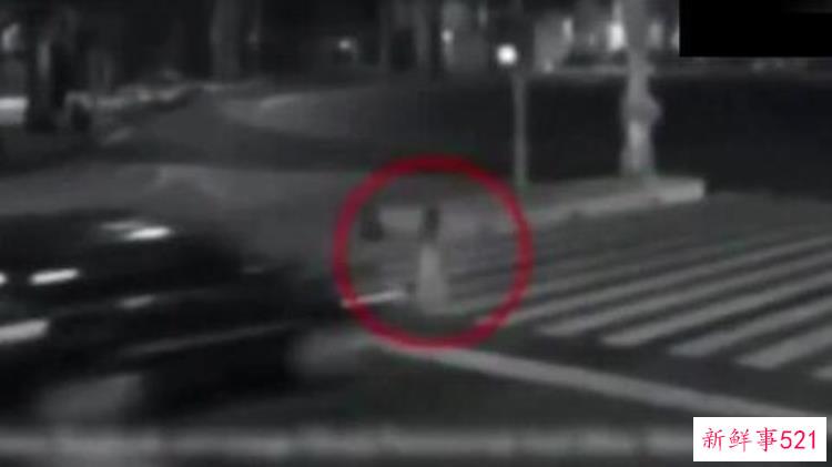 男子骑摩托路过坟地直接熄火怎么打都打不着吓得男子惊慌失措