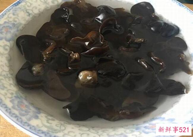泡过的黑木耳可以隔夜吃吗？黑木耳泡久了有毒吗？