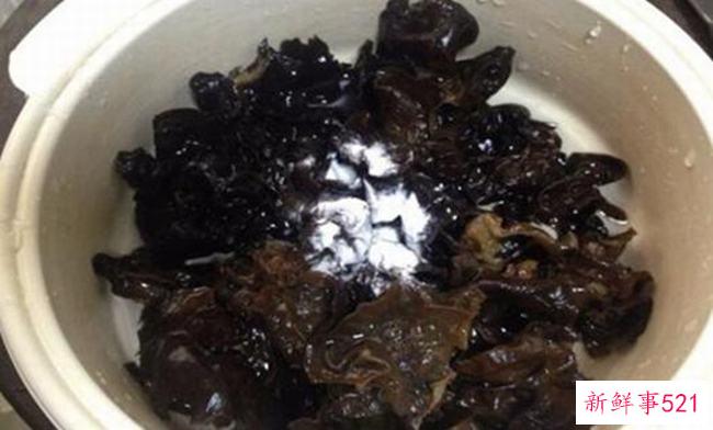 泡过的黑木耳可以隔夜吃吗？黑木耳泡久了有毒吗？