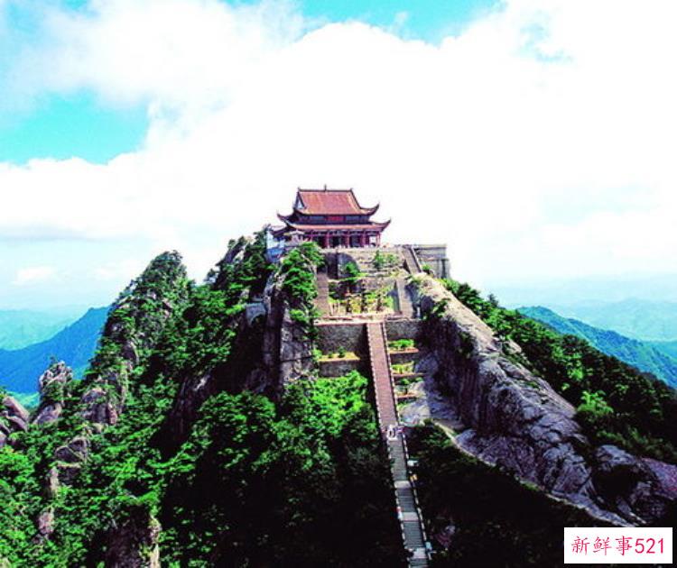 跪拜上九华山「在九华山三跪九拜求神拜佛的那个女人到底经历了怎样的人生」