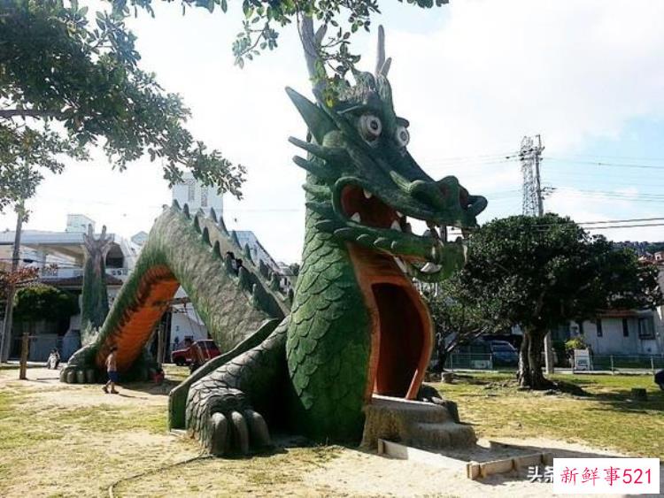 水上乐园恐怖滑滑梯，最刺激的恐龙滑梯你们玩过吗