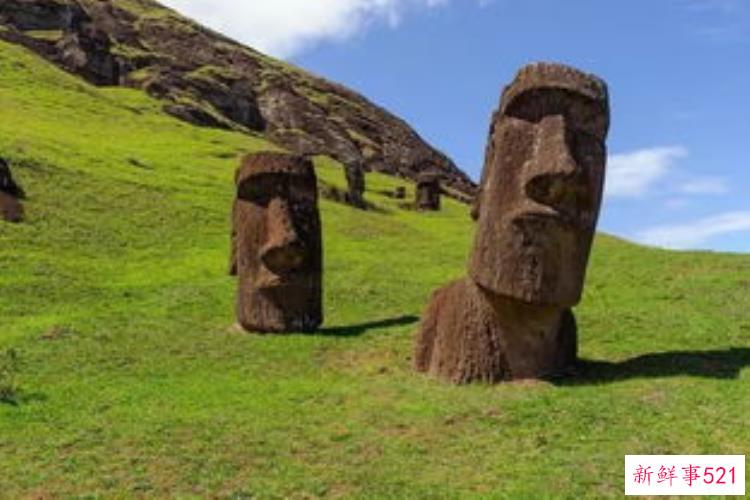 这个岛出名不在于有火山而是因为岛上那些巨型石雕人，世界上唯一一个与世隔绝的岛屿
