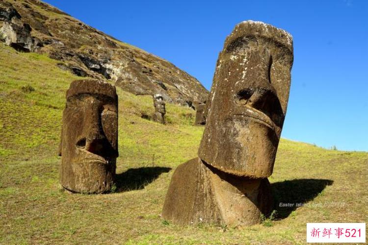 这个岛出名不在于有火山而是因为岛上那些巨型石雕人，世界上唯一一个与世隔绝的岛屿
