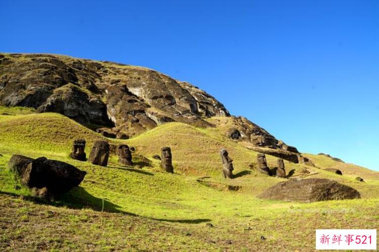 这个岛出名不在于有火山而是因为岛上那些巨型石雕人，世界上唯一一个与世隔绝的岛屿