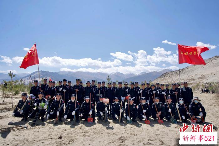 3月16日，植树结束后全体民警一同合影。　索朗次旺 　摄