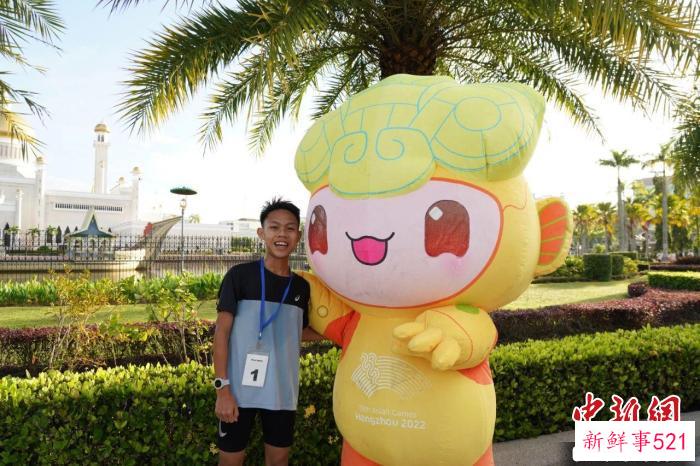 参赛选手与杭州亚运会吉祥物合影。　杭州亚组委供图