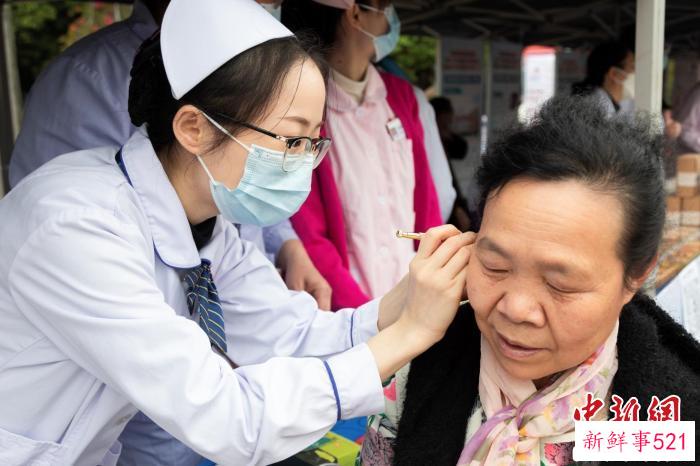 图为：中医药文化展示体验区，市民正在体验中医适宜技术。　钟欣 摄