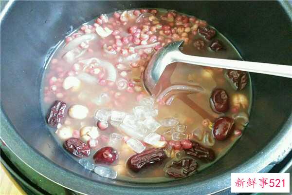 如何去除饭盒盖子上的黑点 用小苏打、洗洁精、牙膏清洗？