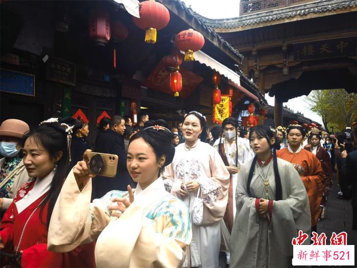 汉服爱好者在阆中古城中天楼打卡。　王爵 摄