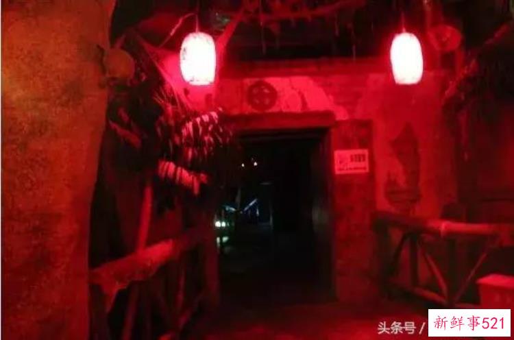 女子欢乐谷鬼屋游玩被鬼吓到磕破额头缝了三针谁该赔