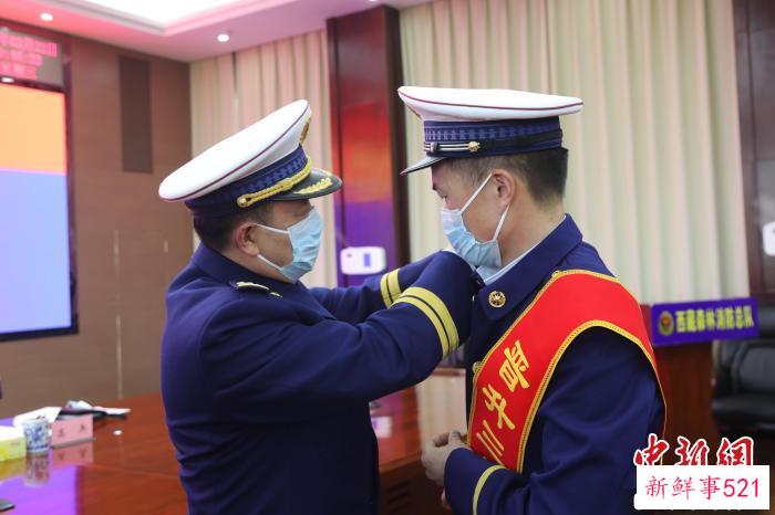 3月22日，主会场更换消防救援衔标识。　西藏森林消防总队供图
