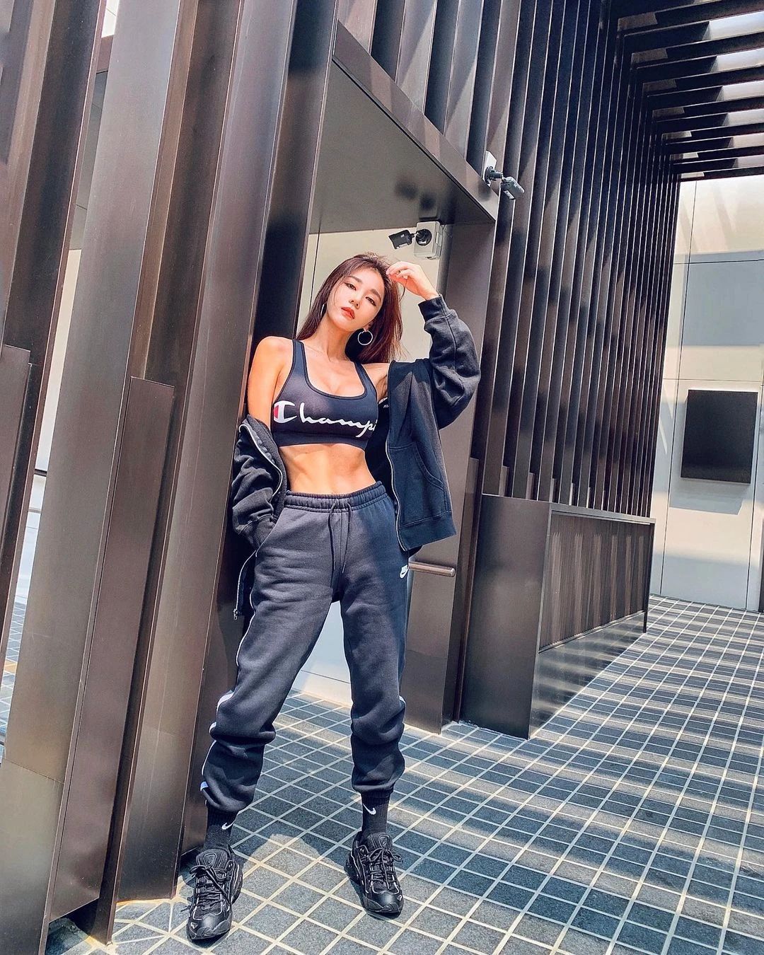 她37岁踏进“夜店”成为最火女DJ