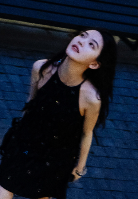 这一天，海清秀美腿，娜扎酥胸半露，却被另一位新疆美女抢了风头