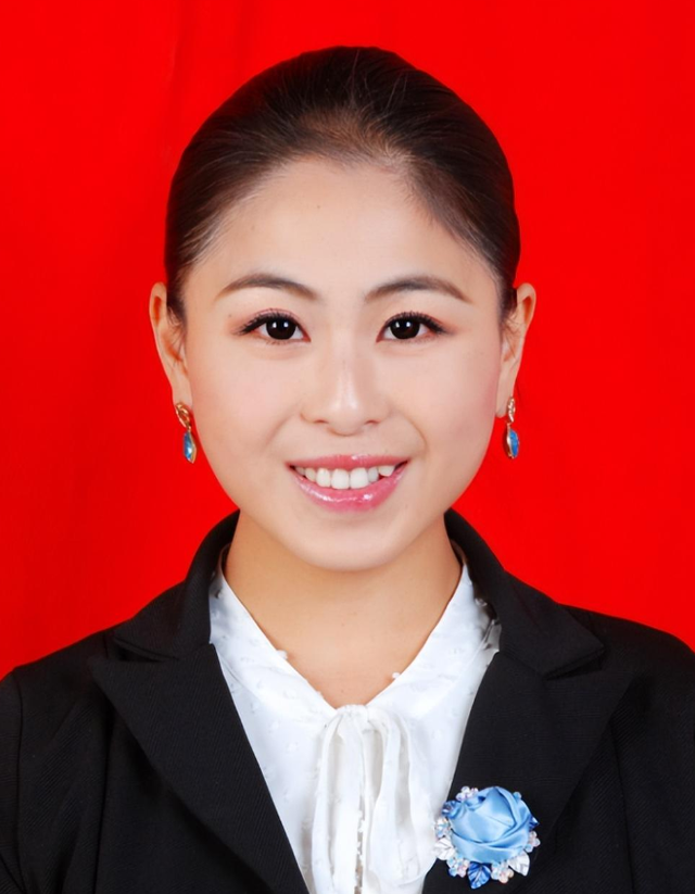 四川“美女县长”秦玲玲：仅高中学历，官位却一路高升，这是为何
