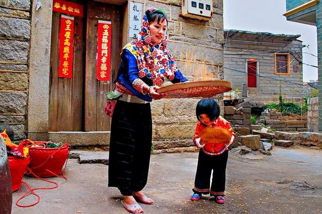福建惠东半岛海边，生活着一群特殊的民间风情女人