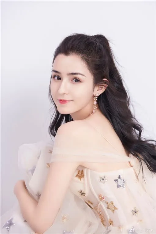 打趴迪丽热巴？「新疆四大美女」冠军美貌堪称「千年一遇」