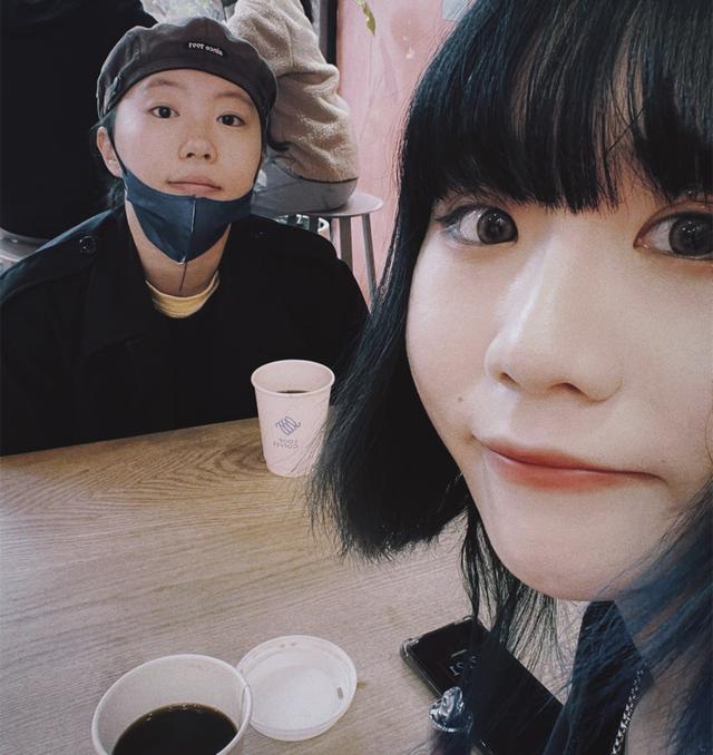 王菲女儿与同父异母妹妹聚会，一个脸上纹身一个染蓝发，造型前卫